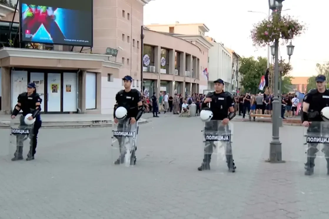 Protest u Vrbasu: Policijski kordon između dvije grupe, naprednjaci laserom ometali novinarsku ekipu