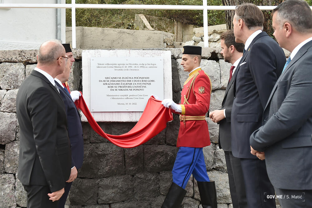 Ministarstvo poručilo da Vojska ne čuva ploču: detalj s otvaranja spomen-obilježja u Morinju, Foto: Vlada Crne Gore