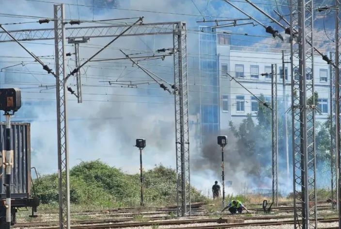Požar uz prugu u Baru, obustavljen željeznički saobraćaj