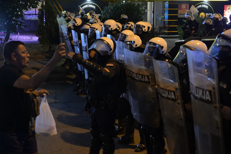 MUP Srbije: Privedeno 56 osoba, povrijeđeno šest policajaca