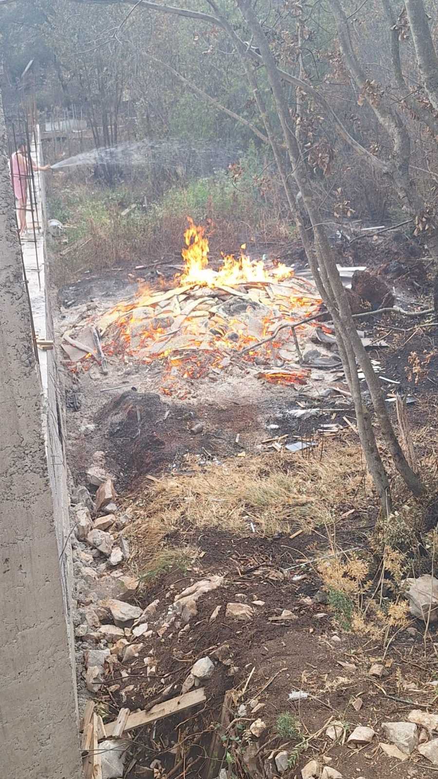 Piperi: Muškarac palio daske, tužilac kazao da nema elemenata krivičnog djela
