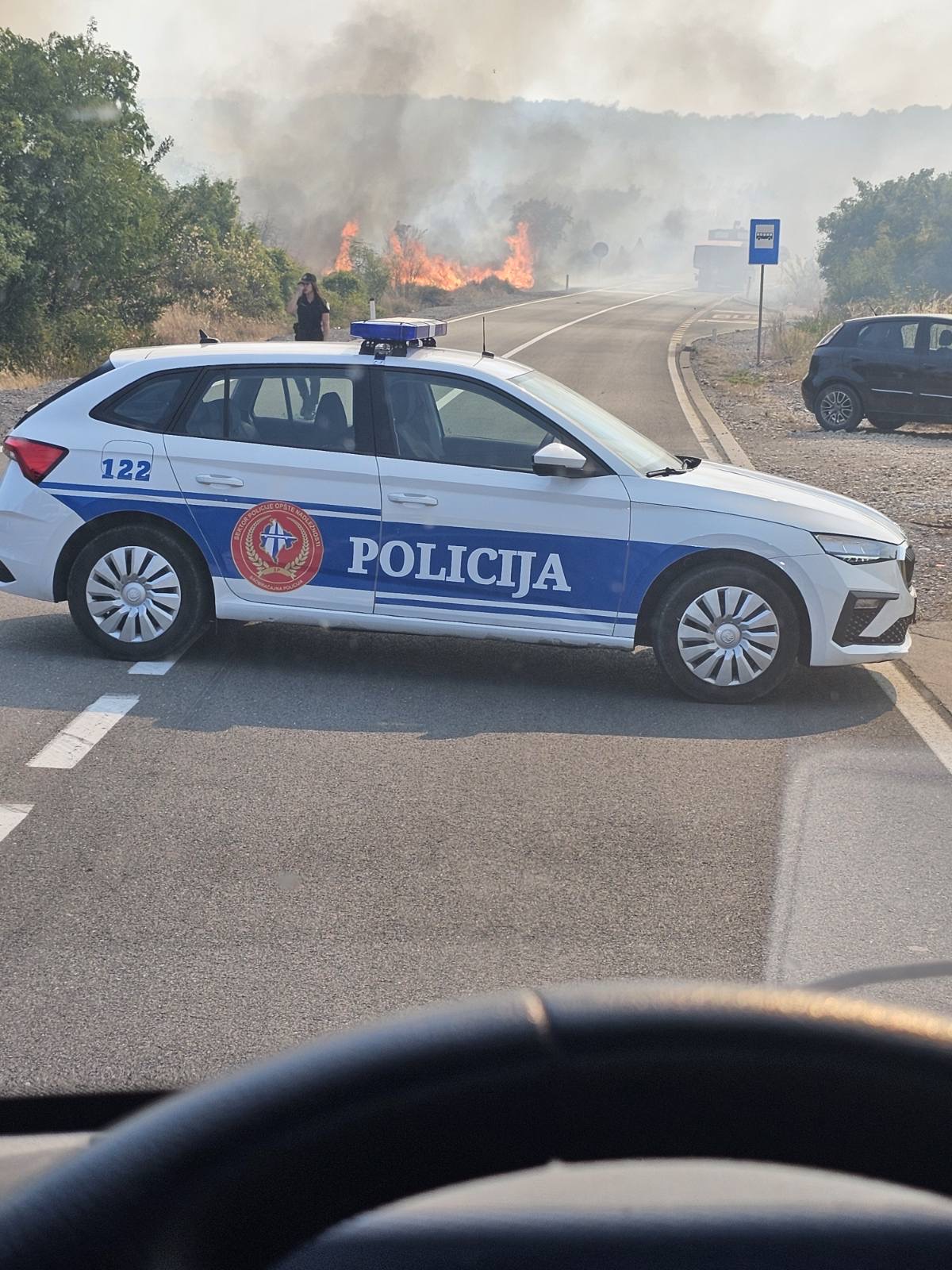 Požar u Kokotima, gori pored magistrale: Obustavljen saobraćaj na putu Podgorica – Cetinje