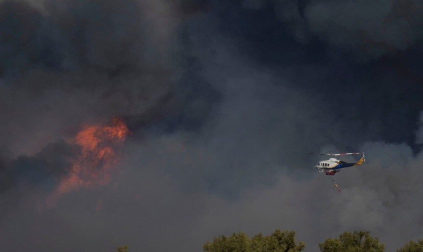 Požar na brdu iznad Buljarice i dalje bukti, u gašenju učestvovao i helikopter
