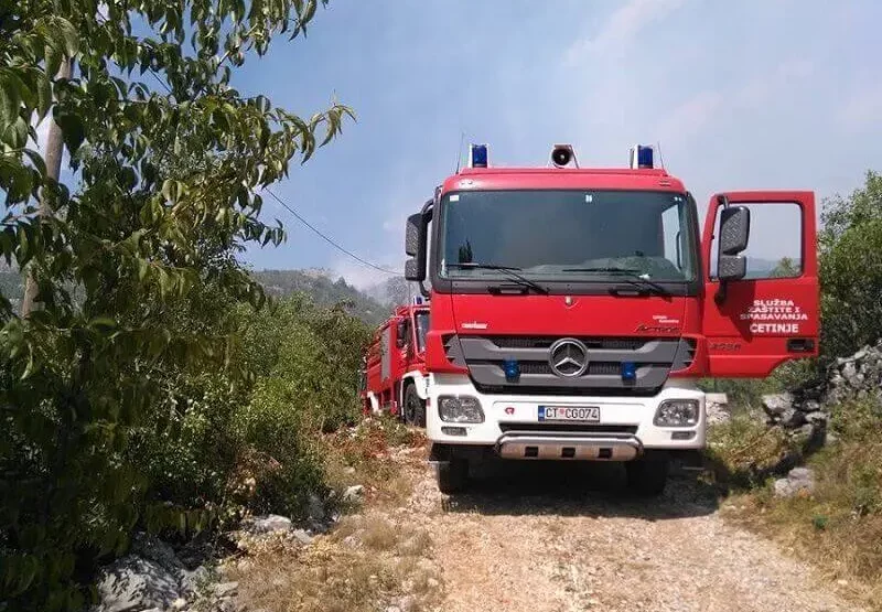 Cetinjski vatrogasci pomažu u gašenju požara u Buljarici i Gornjim Kokotima