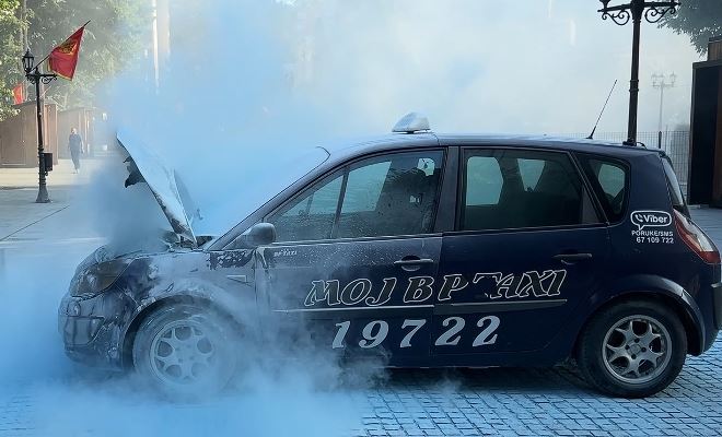 Taksi vozilo gorjelo u centru Bijelog Polja