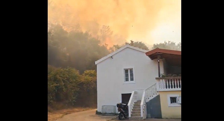 (VIDEO) Bukti požar iznad Buljarice: Nepristupačan teren otežava gašenje, vatra se približila kućama
