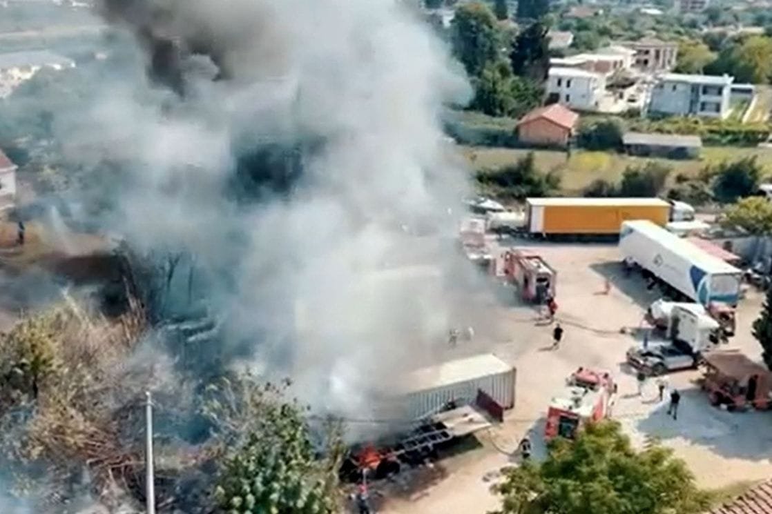 (VIDEO) Opština Bar: Vatrogasci ulažu nadljudske napore da spriječi širenje vatre i sačuvaju živote i imovinu