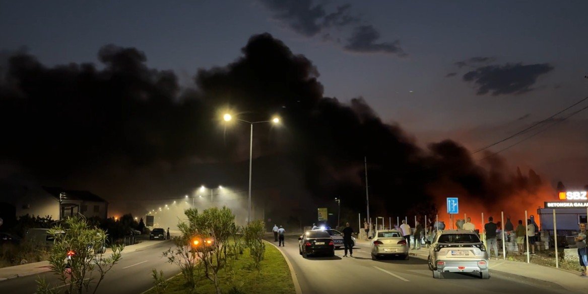 (VIDEO) Veliki požar i kod Komanskog mosta; Zapalio se auto-otpad