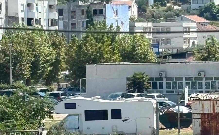 Kamper vozilo u dvorištu GimnazijeKamper vozilo u dvorištu Gimnazije (Foto: Selver Vuković)