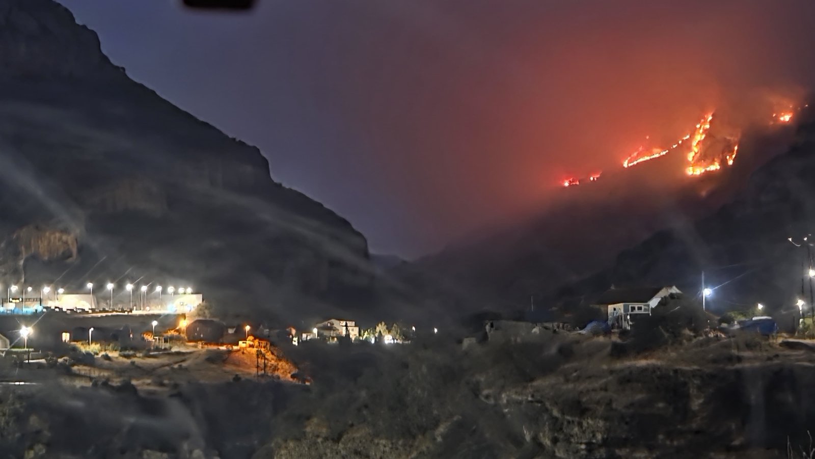 (FOTO/VIDEO) Požar iznad Smokovca: Vatrogasci brane naselja i prugu od vatrene stihije