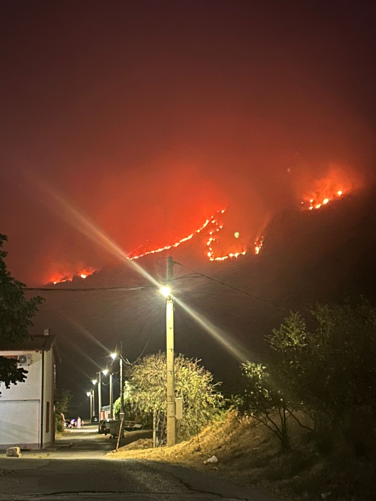 Vatrogasci brane kuće na Smokovcu, vatra se širi prema dijelu Zlatice