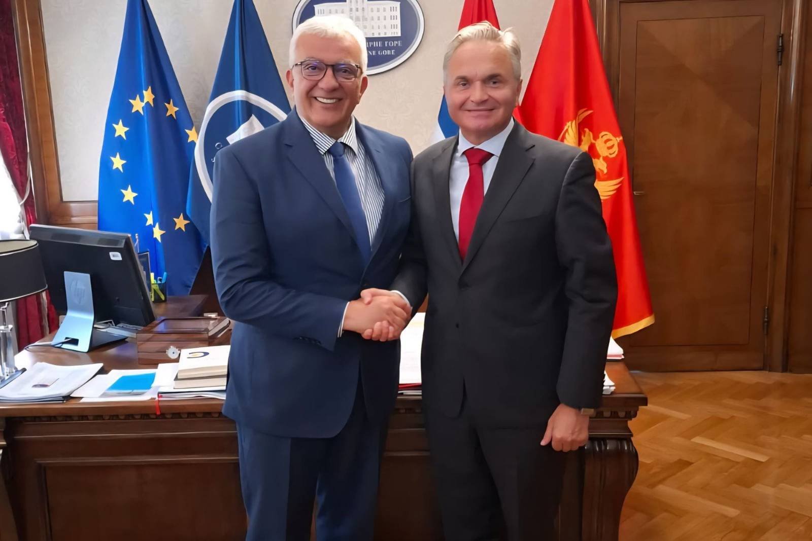 OBILJEŽJE PO OBILJEŽJE – MANDIĆ NASTAVLJA PO SVOME: Trobojku ostavio – državni grb uklonio uz kabineta
