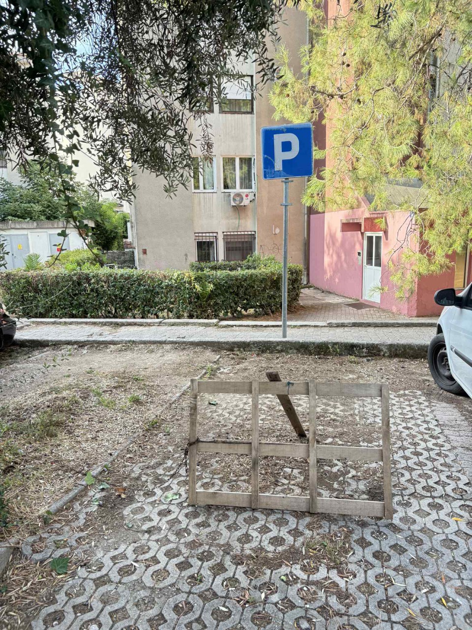 Budvani se žale na “rezervisanje” parking mjesta stolicama i kantama