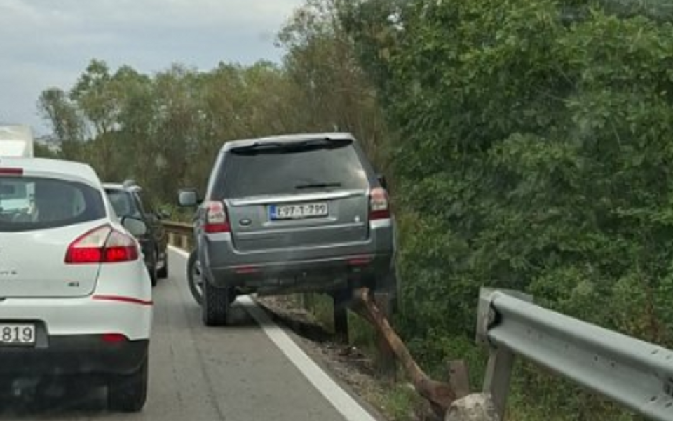 Automobil “završio” na bankini u blizini željezničke stanice u Zeti