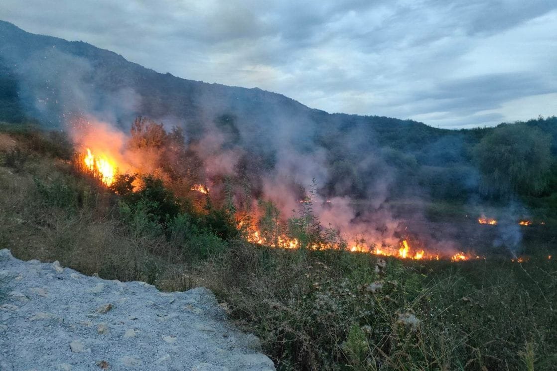 Ugašen požar u Piperima (VIDEO)