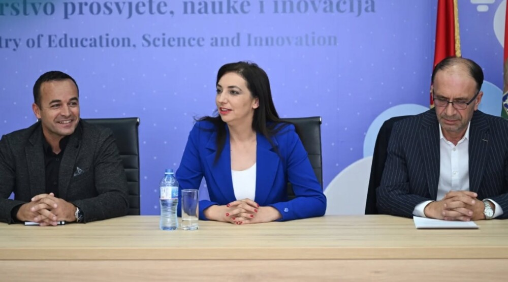 Direktorima škola koje realizuju nastavu na albanskom jeziku nova nastavna sredstva