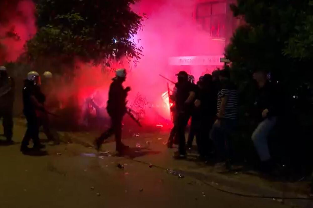 Srbija: Policija bacala šok bombe, topovske udare, biber sprej i suzavac na mirne građane