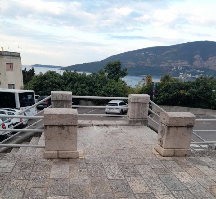 Pokrenuta peticija: Traže da se vrati Njunjov spomenik