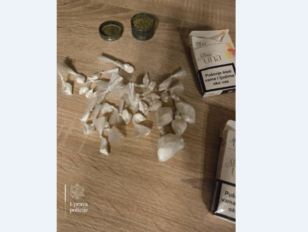 UP: Uhapšen Podgoričanin, kod njega pronađeno 28 grama kokaina, drobilica, marihuana…