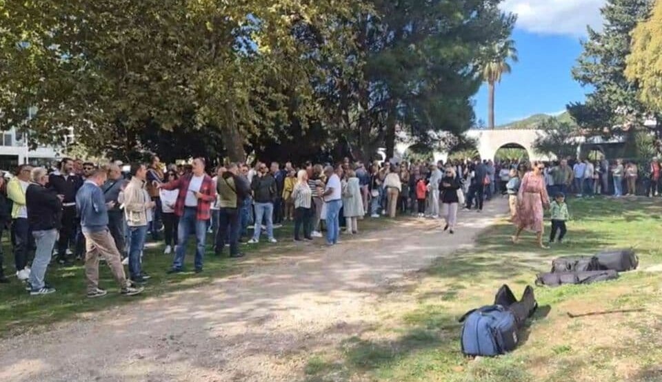 Bez Jovanovića i Odžića na skupu građana, Zenović tvrdi da im je betona preko glave