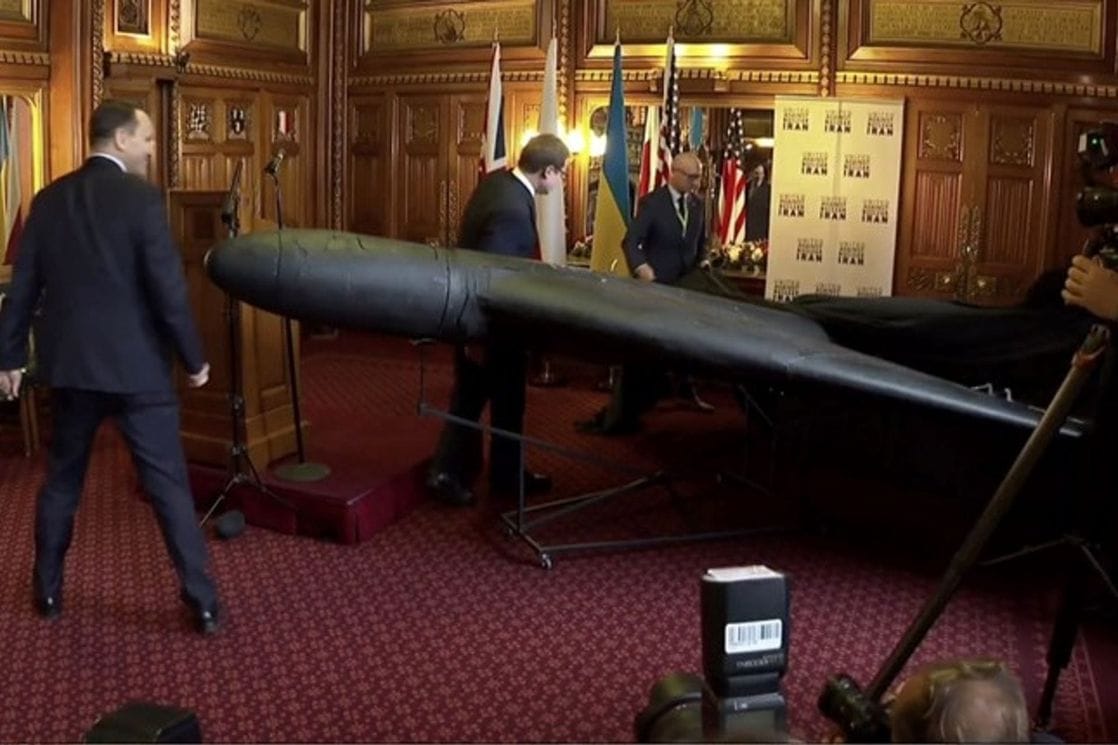 (VIDEO) Poljski ministar donio dron u britanski parlament: Moramo biti spremni na ruske udare