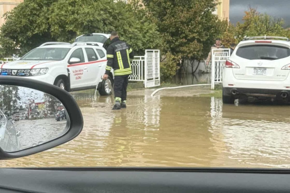 (FOTO/VIDEO) Nimanbegu: Kritično u cijelom Ulcinju, voda ušla u objekte, ispumpavamo i postavljamo džakove sa pijeskom