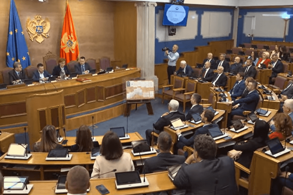 Iz opozicije nema nikoga; Mandić o nasilju na ulicama: To su samo prolazna dešavanja, ima toga i po Evropi