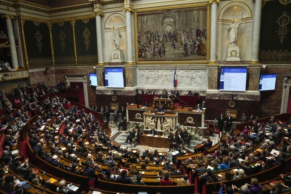 Francuski parlament odbio da razmatra pitanje opoziva Makrona