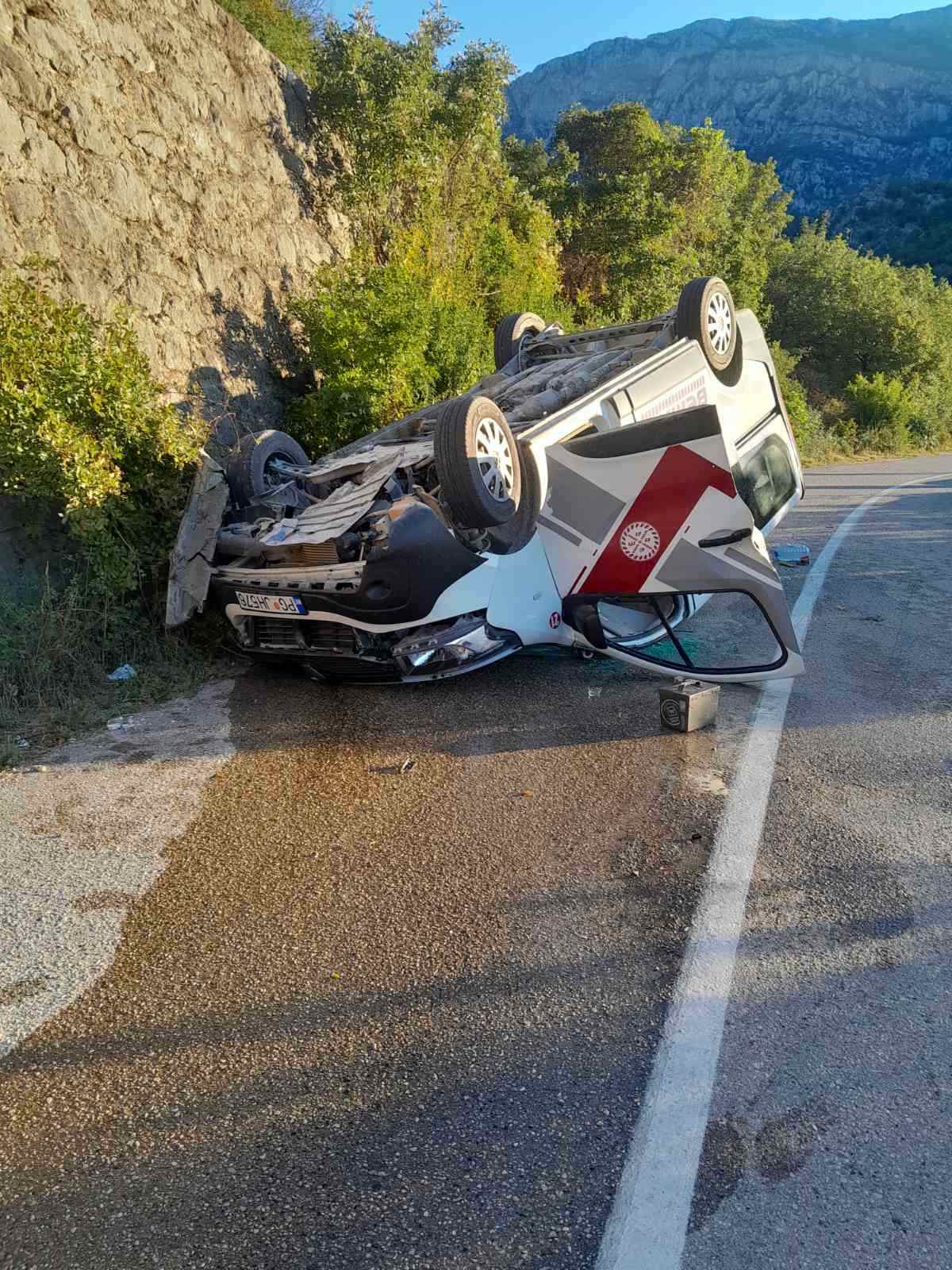 Prevrnuo se kombi sa radnicima: Jedna osoba poginula, šest povrijeđeno