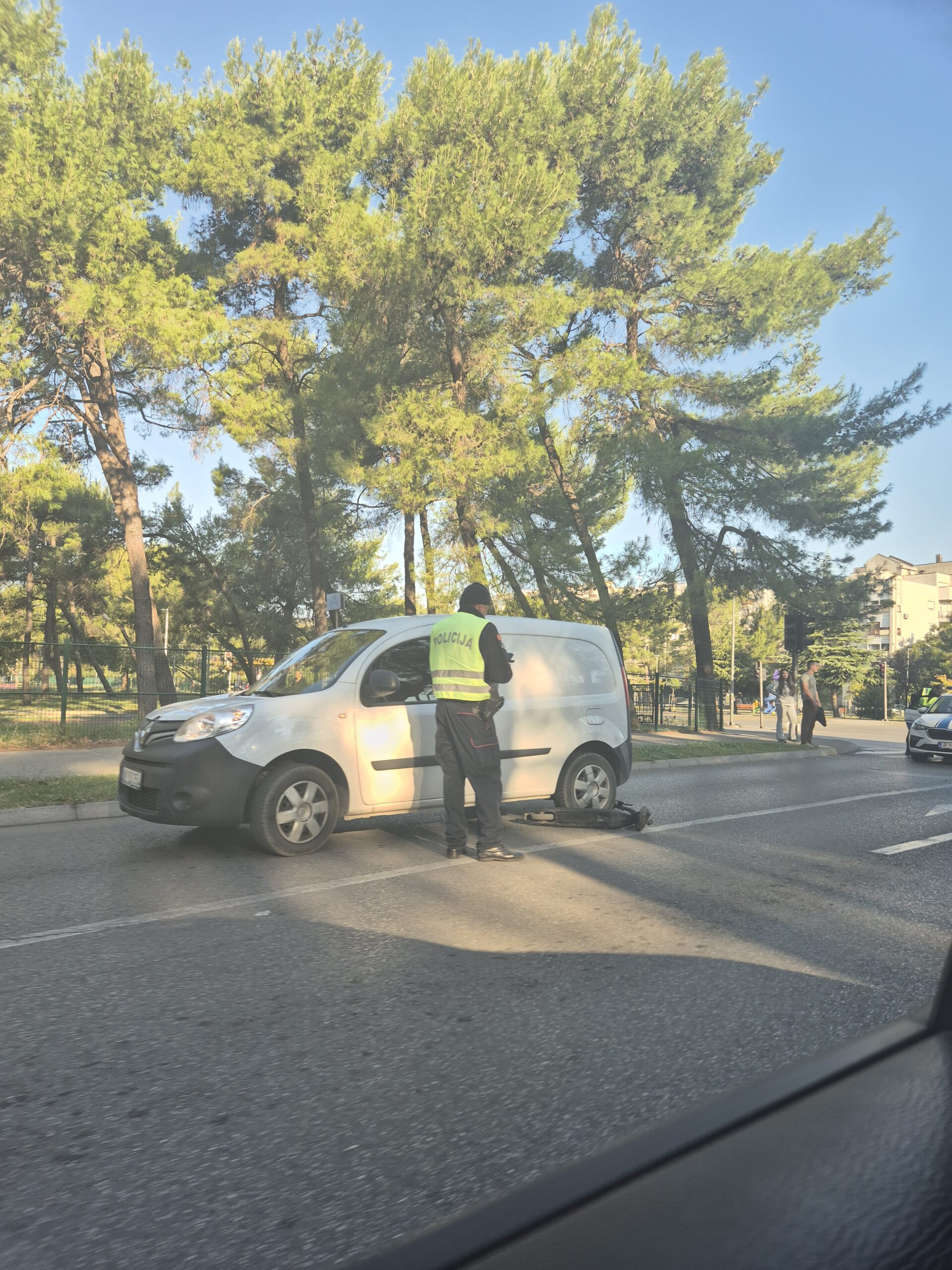 Udes kod Tološke: Sudarili se pikap i električni trotinet