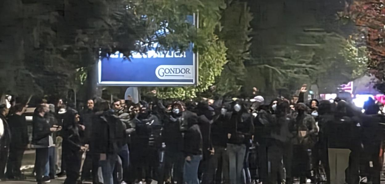 Ko su bili POLITIČARI i AKTIVISTI uz maskirane navijače na “ANTITURSKOM” skupu u Podgorici?