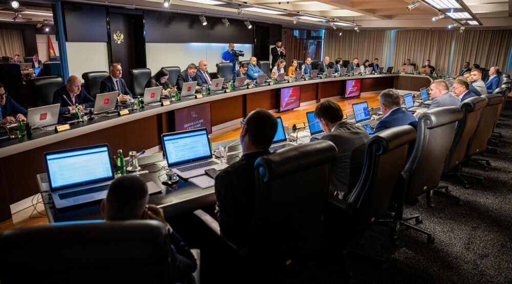 Smjenjuje se na desetine partijskih izvršnih direktora i predsjednika odbora direktora