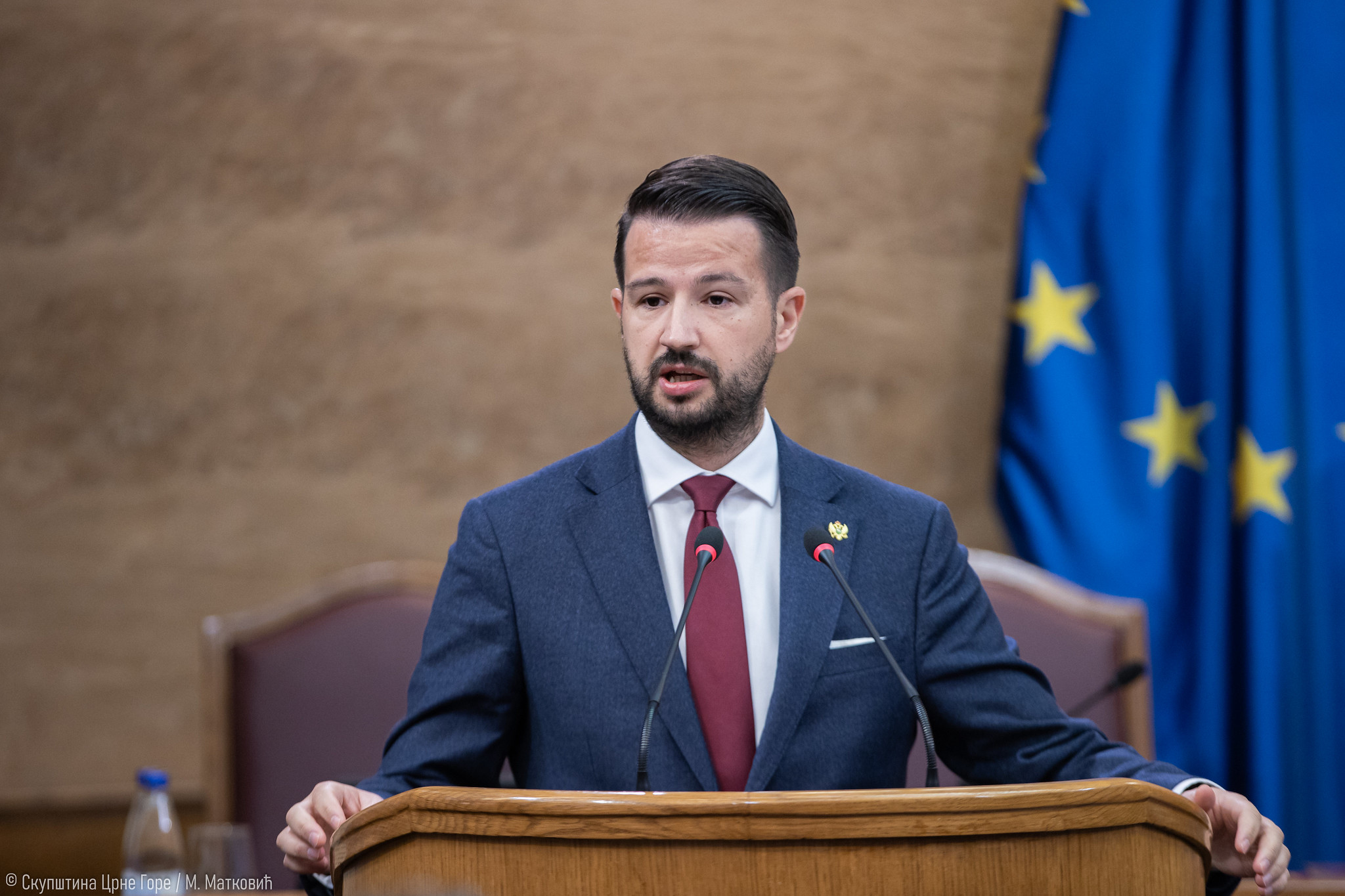 Milatović nastavlja da proziva Kneževića: Prosječan glumac u predstavi ‘Milan još nije izašao iz Vlade, a ka’ će ne znamo’