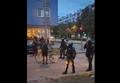 VIDEO Nasilna intervencija Žandarmerije u Novom Sadu, građani jajima gađali autobus