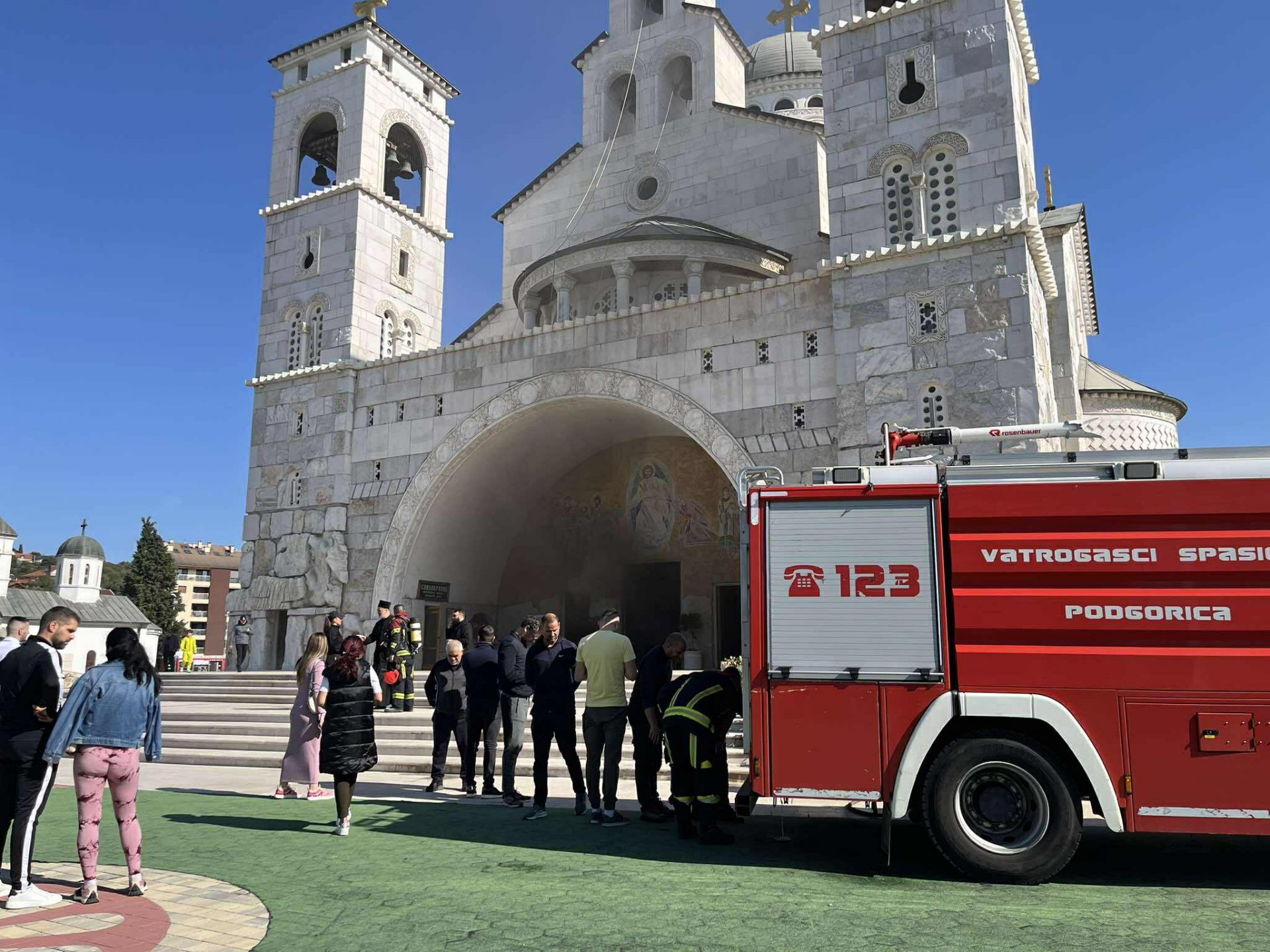 Ugašen požar u hramu u Podgorici: Do požara došlo u kuhinji, nema povrijeđenih
