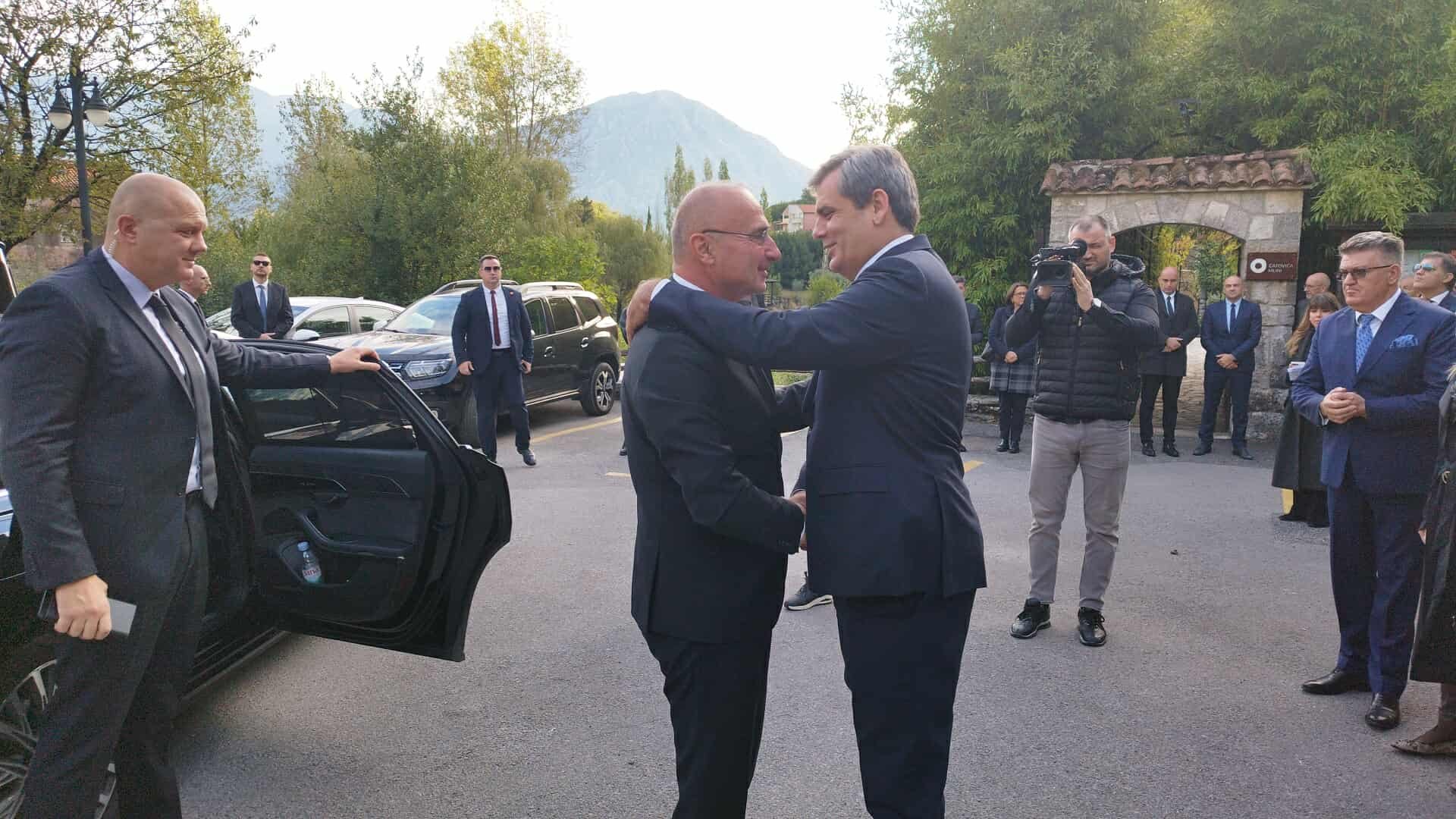 Grlić Radman: Ne mogu se izjednačavati Morinj i Lora, sramota je da bazen u Kotoru nosi ime po zapovjedniku straže koji je zlostavljao logoraše