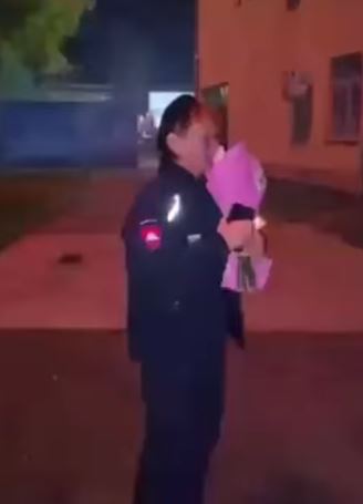 (VIDEO) Emotivan oproštaj: Komunalna policajka iz Bijelog Polja ispraćena uz vatromet i suze radosnice