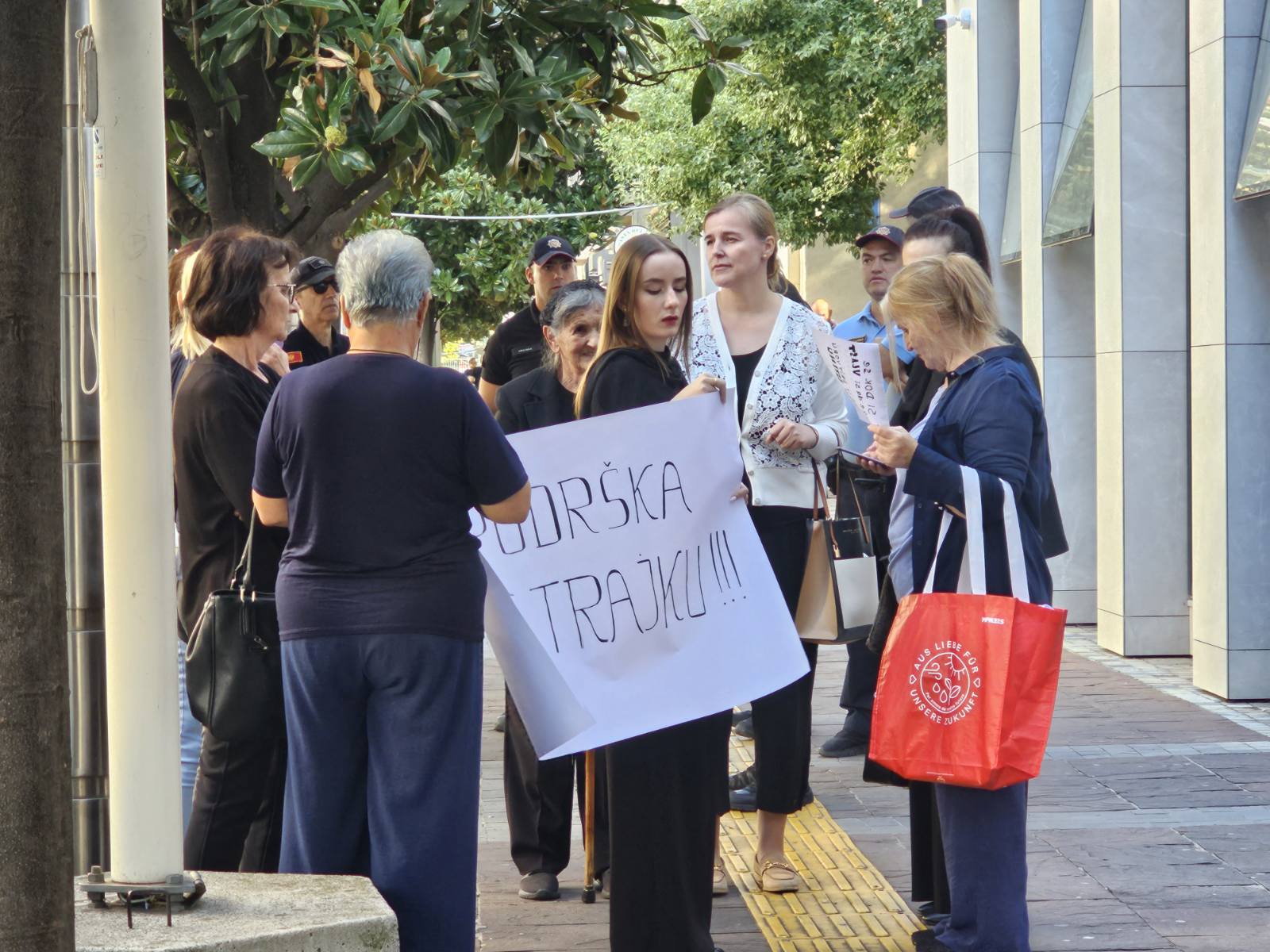 (FOTO/ VIDEO) Okupljanje porodica zatvorenika ispred Višeg suda: Podrška štrajku, drže ih u pritvoru da sakriju istinu
