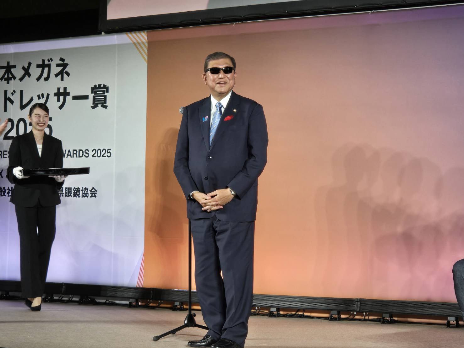 Japanski premijer Išiba dobio nagradu za političara kome najbolje stoje naočare