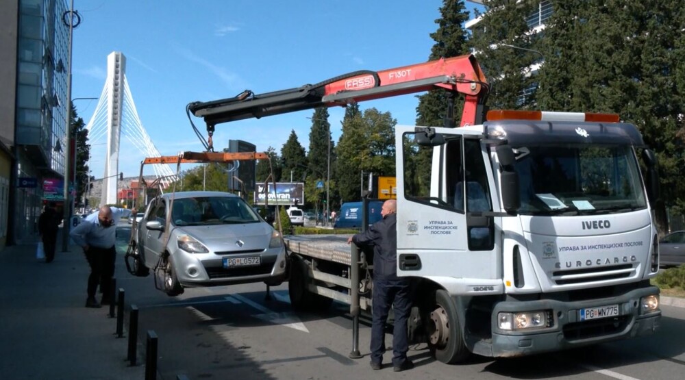 Stubići na Bulevaru Ivana Crnojevića nijesu dali rezultate: Vozačima desna traka i dalje služi kao parking