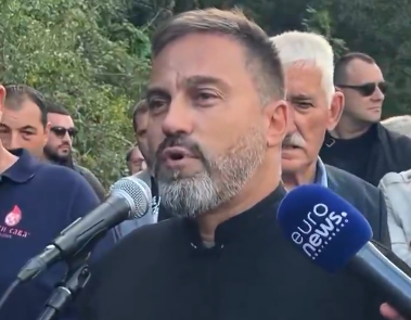 (VIDEO) Sveštenik Crkve Srbije Backović na protestu u Morinju aktuelnoj vlasti poručio: Nas morate da slušate, jer smo vas mi zaposlili 30. avgusta