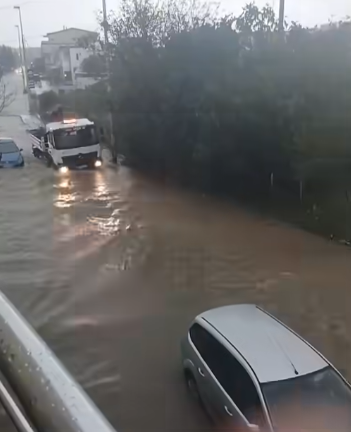 (VIDEO) Ulice u Ulcinju poplavljene, teško se saobraća