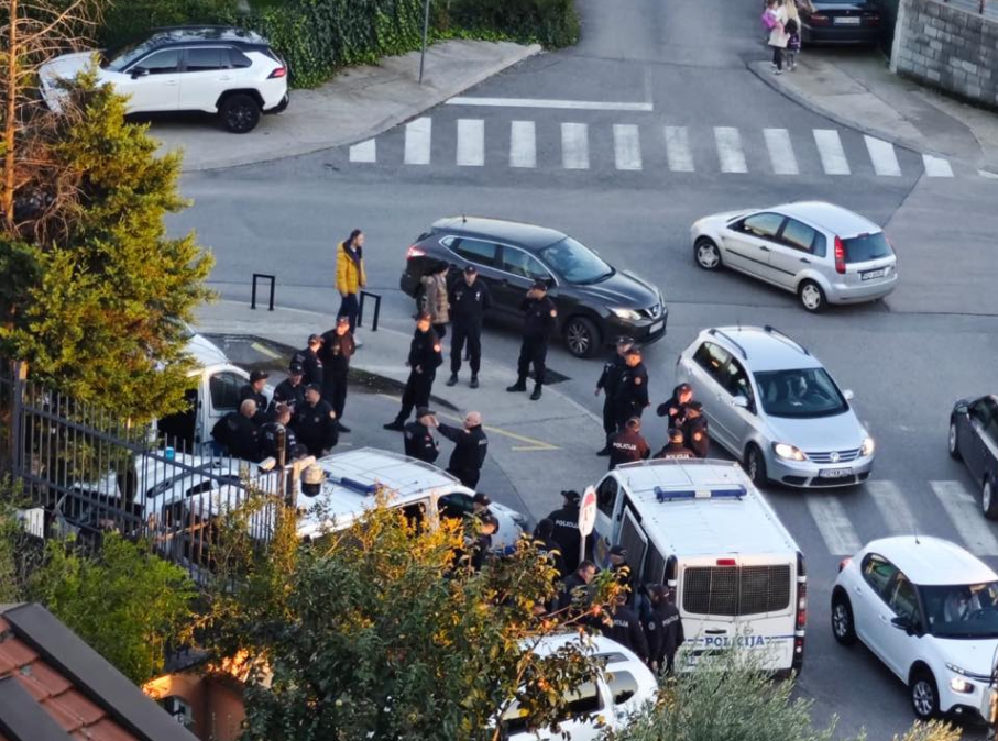 (VIDEO) Policija blokirala prilaze Turskoj ambasadi u Podgorici zbog bezbjednosnih mjera