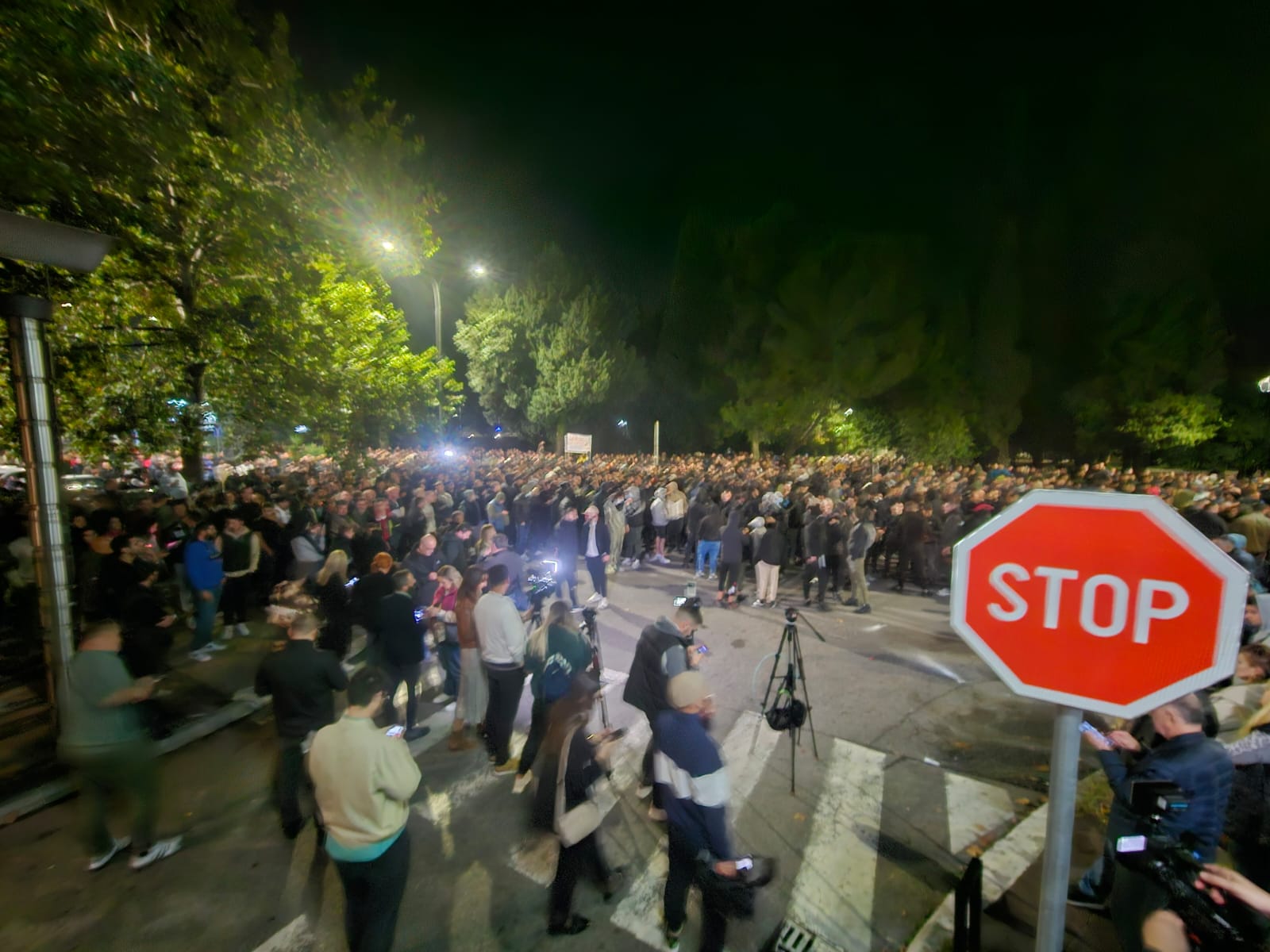 UP: Privedeno 11 osoba sa fantomkama i bakljama, pokušali da dođu na protest ispred Vlade