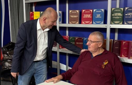 Knežević posjetio Šešelja na Sajmu knjiga u Beogradu