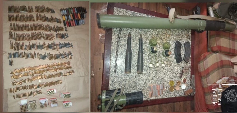 Uhapšen Podgoričanin: Pronađena zolja, revolver, ručne bombe, više od 900 komada municije, marihuana, detonatorske kapisle