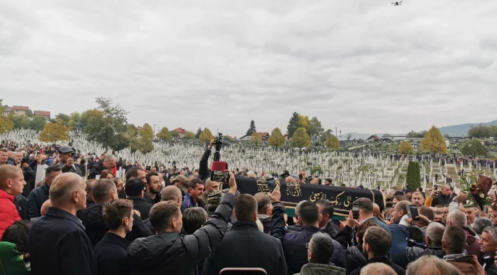 Halid Bešlić sahranjen na groblju Bare: Rijeka ljudi ispratila legendu na vječni počinak