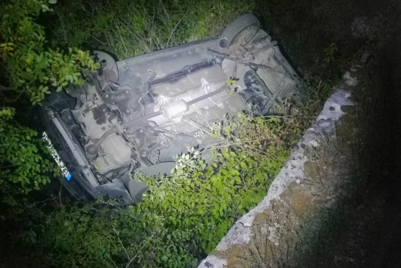 Automobil sletio sa puta i završio na krovu, nema povrijeđenih
