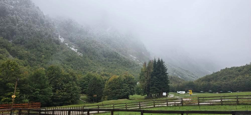 Promjenljivo i pretežno oblačno, ponegdje slaba kiša