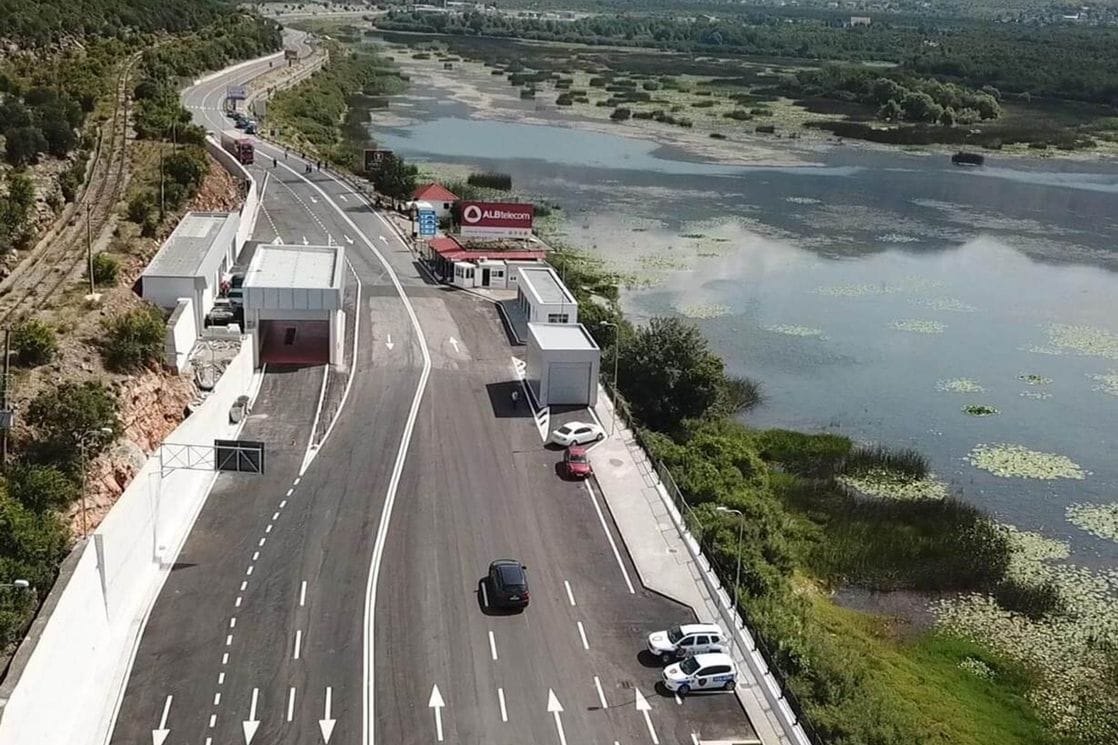 Incident na granici: Pucnjava na putu prema Skadru, vozač pobjegao i ostavio kola na putu